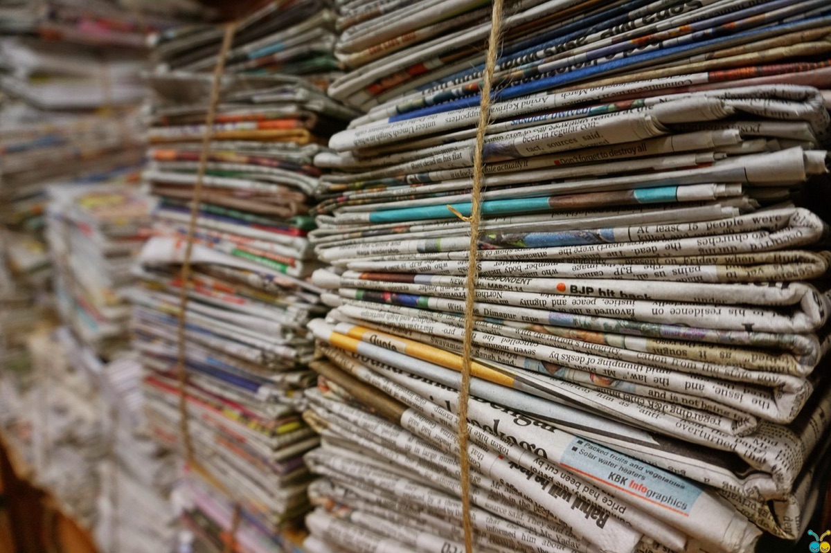 Estudante de jornalismo organizando documentos e verificando fatos.