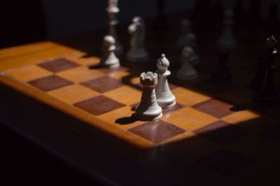 Poder absoluto 4: guía del juego de ajedrez en la sombra guide