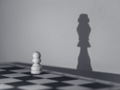 Poder nas sombras: como facções moldam o destino da liderança