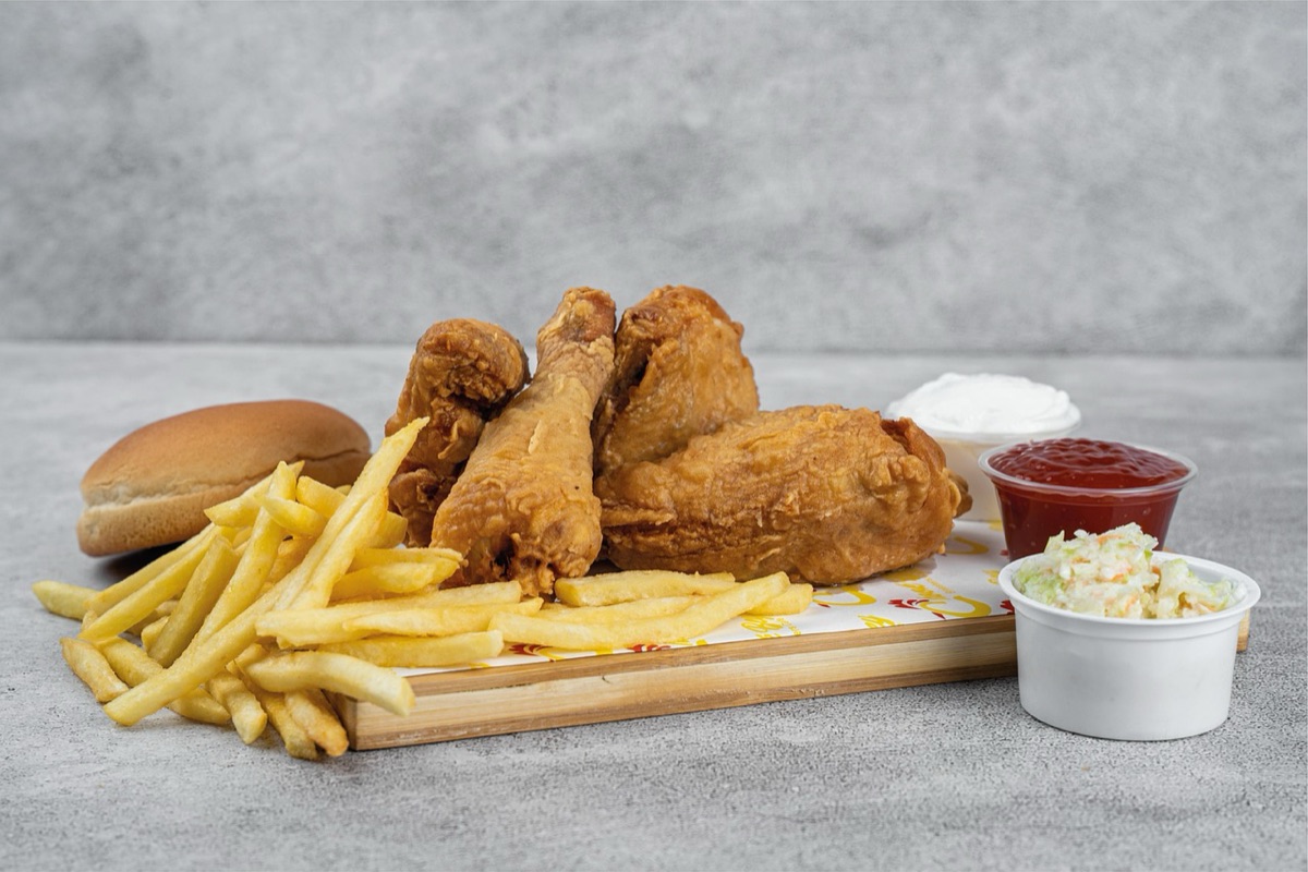 Frittierte Pommes und Hähnchenflügel aus dem Airfryer