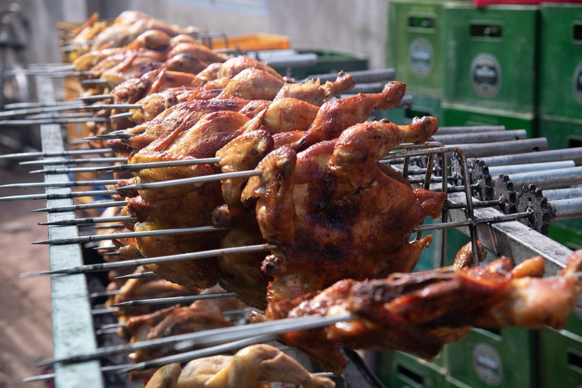 pollo asado con verduras en cocina