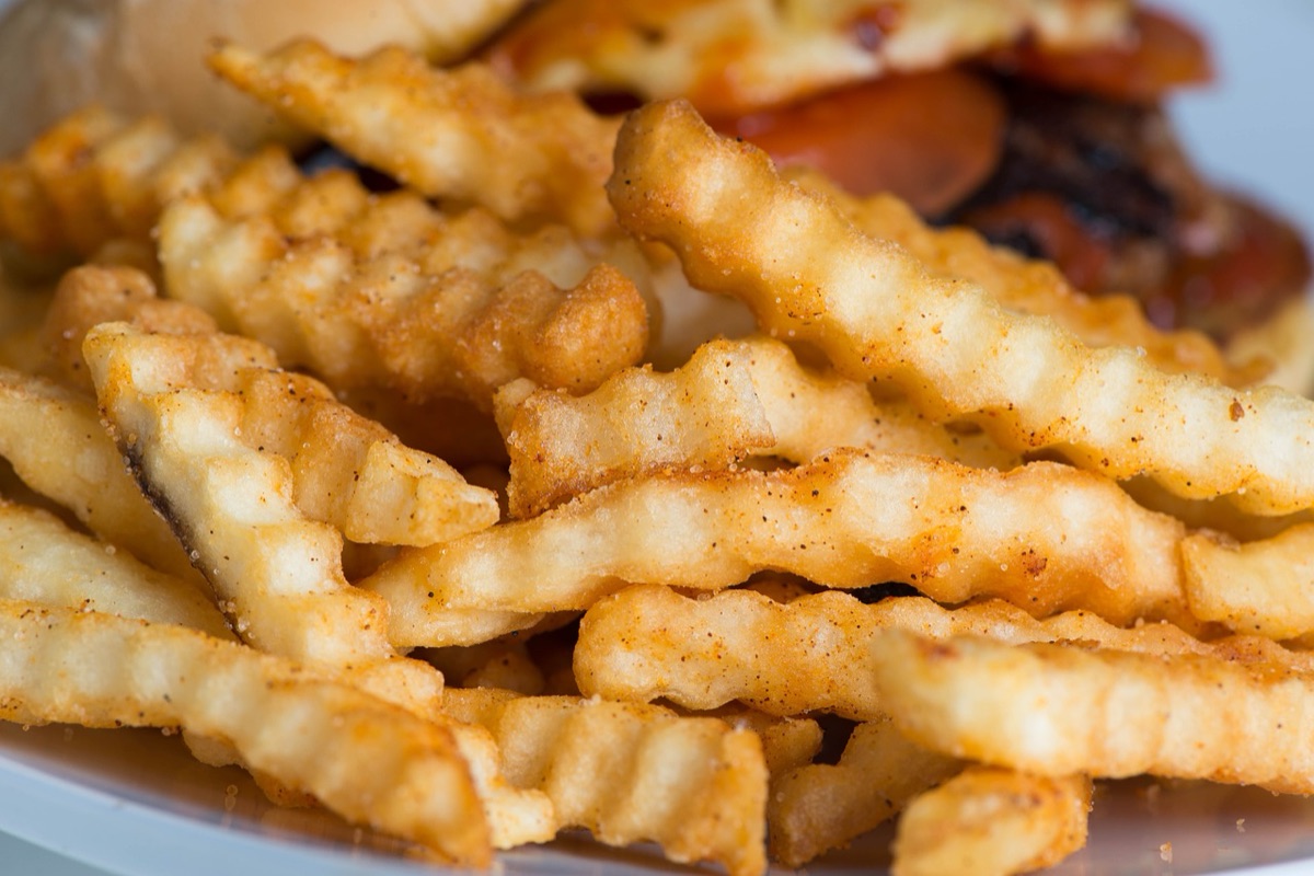 Aliments croustillants cuits au air fryer comme des frites et des ailes de poulet.