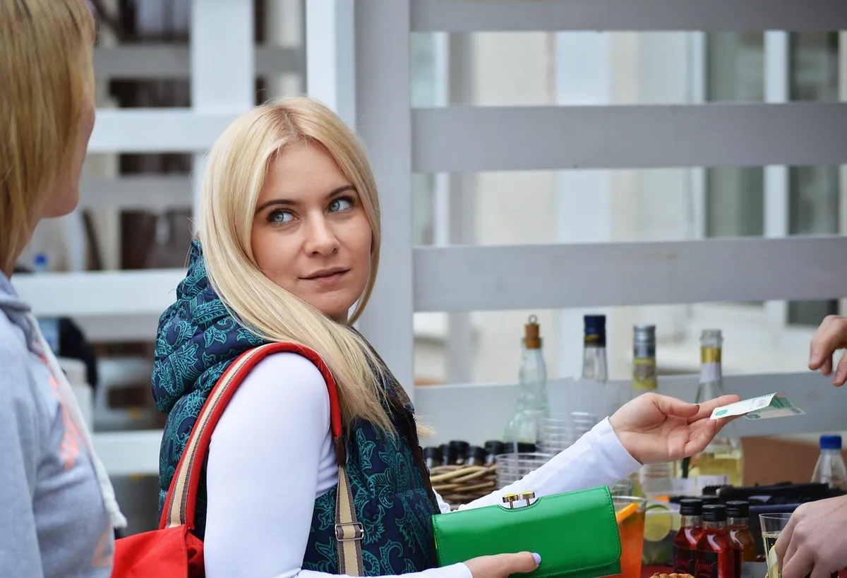 paying, cash, transaction, payment, green, wallet, russia, moscow, italian food, food, pay, woman, female, girl, customer, retail, consumerism, consumer, sale,