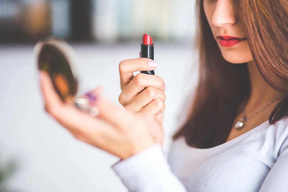 lipstick, lipgloss, lip gloss, lips, red, woman, young, girl, lady, female, makeup, make-up, closeup, brown hair, hair, brown, little mirror, mirror, beauty, li