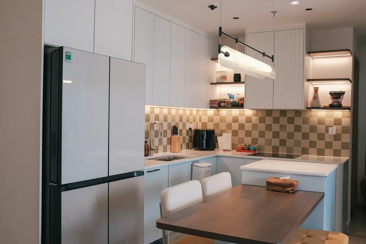 Stylish kitchen interior featuring sleek design and warm lighting.